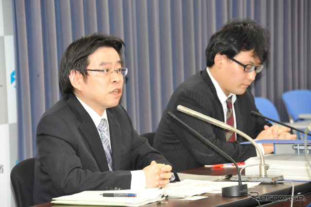 原子力安全・保安院は、会議事務局として議事録を作成しなければならなかった。概要作成について説明する保安院（9日・経産省）