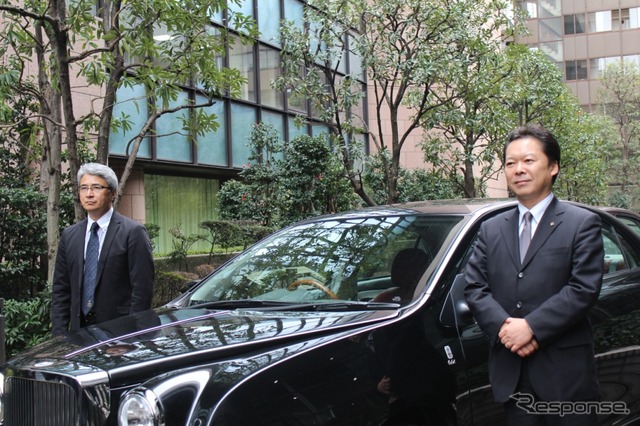 光岡の河村賢整副社長(左)と京セラの宝飾応用商品事業部事業部室事業企画課責任者の吉井毅さん
