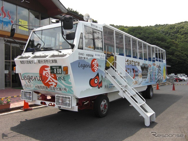 栃木県湯西川で運行中の水陸両用バス（資料画像）