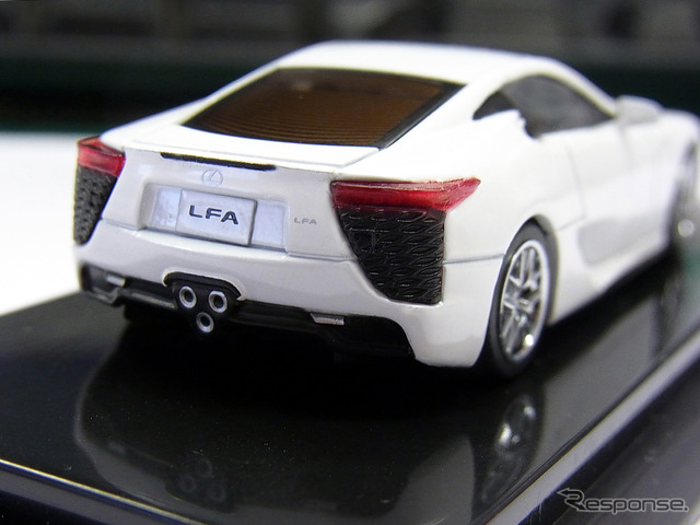 書店で買うミニカー「TOKUMAミニカーセレクション1 LEXUS LFA」