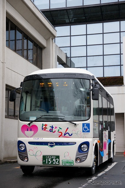 日野『ポンチョ』のロングタイプをベースにEV化している。