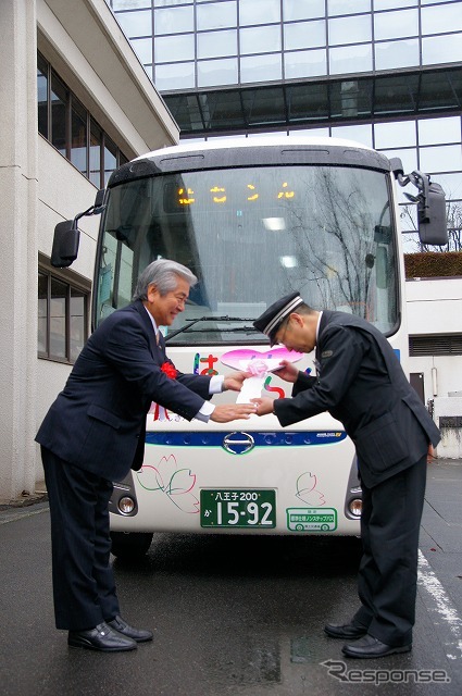 並木心・羽村市長から初便の運転士へ記念鍵の授与が行われた。