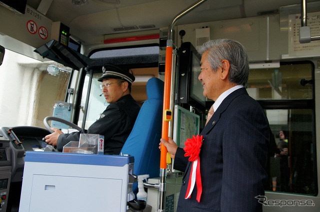 初便に乗車する羽村市長。