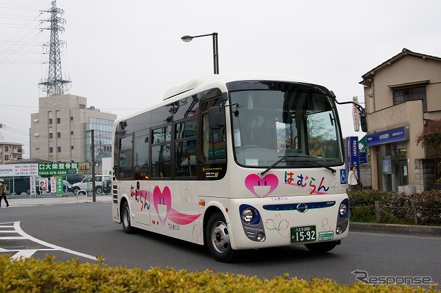 羽村市内を走行するEVバス「はむらん」