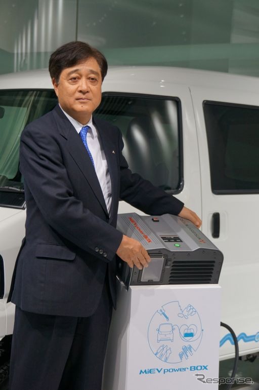 三菱自動車が発売した交流100Vで最大1500Wまで電源供給できる『MiEVパワーボックス』(写真:益子修社長)
