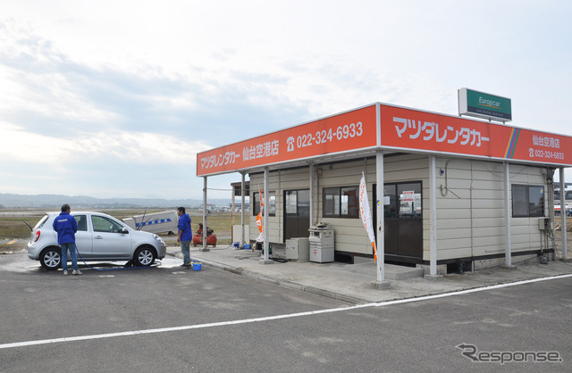 マツダレンタカー仙台空港店。店舗のすぐ隣に設置されていたトラックの荷台は20m近く移動してしまっている(2011年5月)