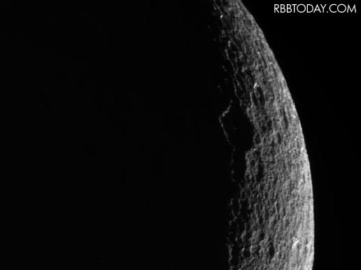 NASAが公表した土星の2番目に大きい衛星の写真