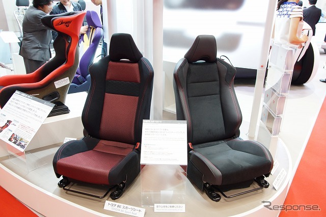 トヨタ『86』/スバル『BRZ』用の運転席シート(写真:東京モーターショー トヨタ紡織ブース)
