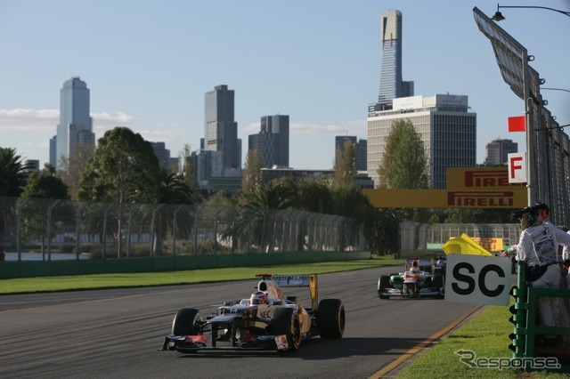 SC：セーフティーカー走行する小林可夢偉（ザウバー。3月18日、F1オーストラリアGP）