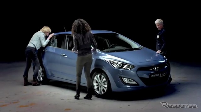 催眠術にかけられた3名の女性と新型ヒュンダイ i30