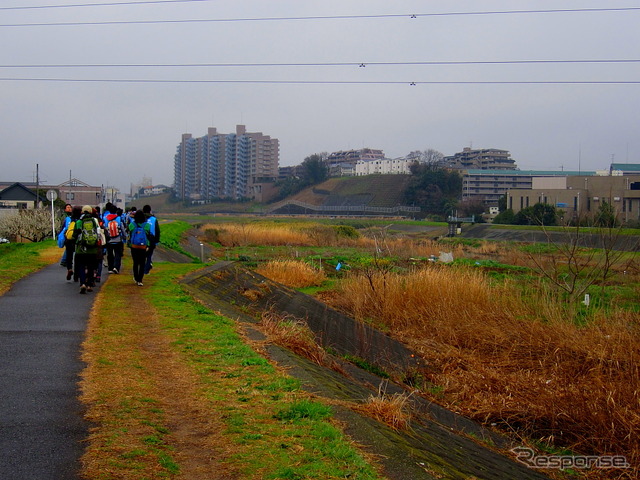 鶴見川左岸を歩く。右岸は高台でマンション群などが、左岸は平地でクルマ関連の工場や古い家屋が並ぶ