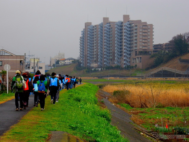 鶴見川左岸を歩く。右岸は高台でマンション群などが、左岸は平地でクルマ関連の工場や古い家屋が並ぶ