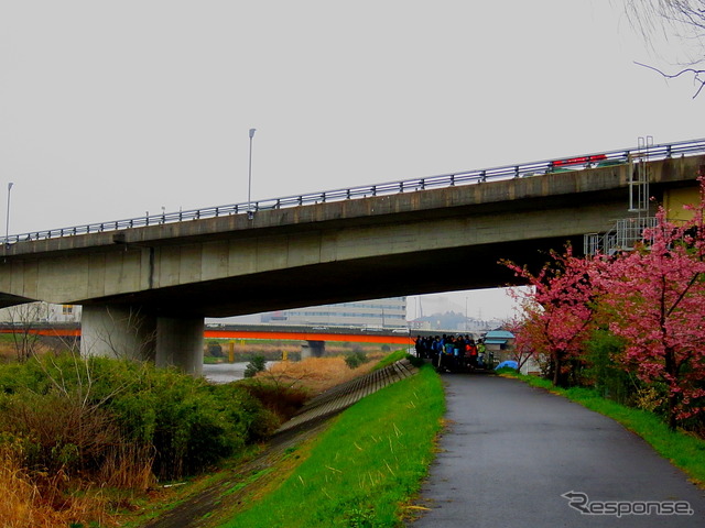 鶴見川右岸に沿って第三京浜道路をくぐる。いつものドライブで見る風景とはまた違い、水辺の高さからみる景色は別の地のようだ