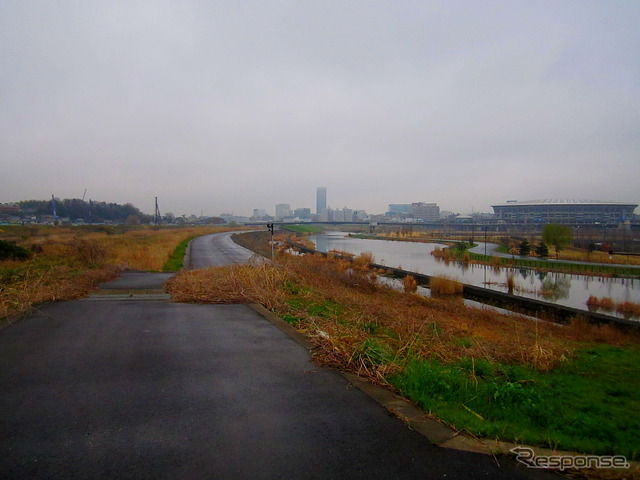 鶴見川河川敷よりも3m低い「越流堤」。写真の左から右へ、鶴見川の洪水は日産タジアム側の遊水地へと流れていく