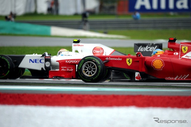 ペレス(写真左、ザウバー)vsアロンソ(フェラーリ。3月25日、F1マレーシアGP決勝)