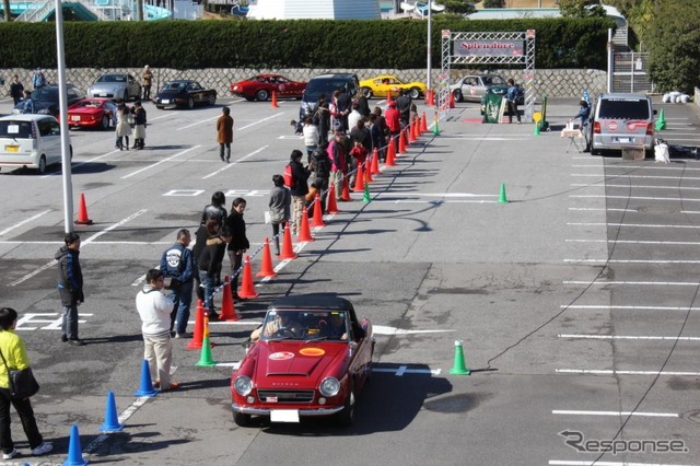 スタートするとすぐにタイム計測が待ち構えていた。トライするフェアレディSR2000
