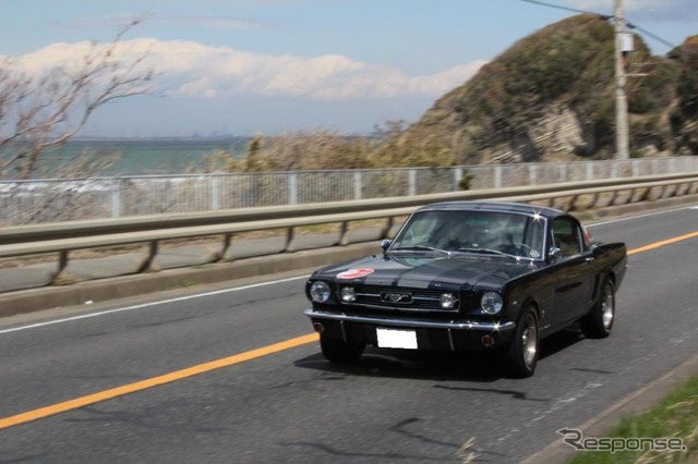 暴走の海岸線を“流す”マスタングGT
