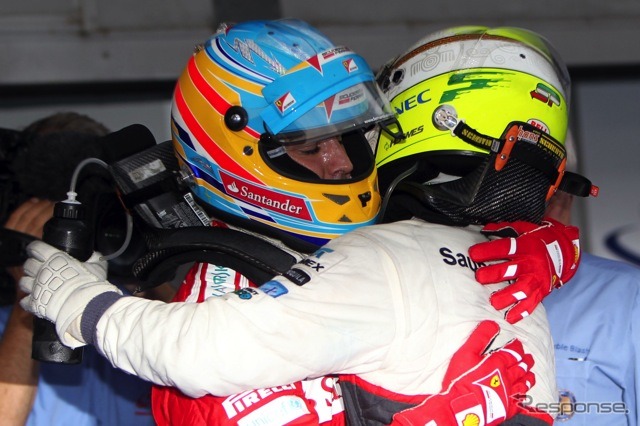 ペレス（背中、ザウバー）とアロンソ（フェラーリ。3月25日、F1マレーシアGP決勝）
