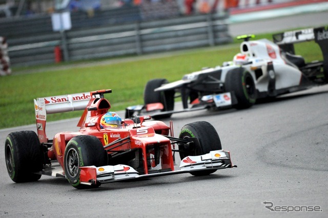 アロンソ（フェラーリ）、その後方にペレス（ザウバー。3月25日F1マレーシアGP）