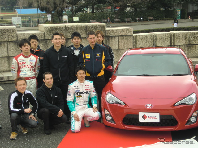 CR-Zの横でホンダエンジン勢。後列左から山本尚貴、小暮卓史、金石年弘、中嶋大祐、前列左から塚越広大、伊沢拓也。