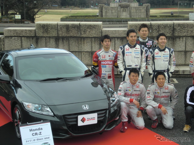 86の横でトヨタエンジン勢。後列左から嵯峨宏紀、国本雄資、松田次生、折目遼、大嶋和也、デュバル、平手晃平、前列左から安田裕信、オリベイラ、中嶋一貴。