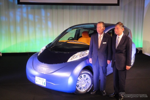 SIM-Drive SIM-WILLと福武会長(向かって左)、清水社長