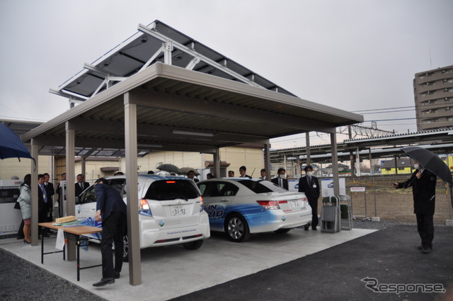 屋根の上にホンダソルテック製の太陽光パネルを搭載。発電した電気をEV・PHVに給電する。