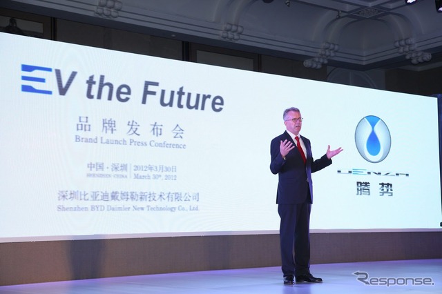 中国専用のEV新ブランド、デンツァ（DENZA)を発表するダイムラー北東アジアのウルリッヒ・ウォルカー会長兼CEO