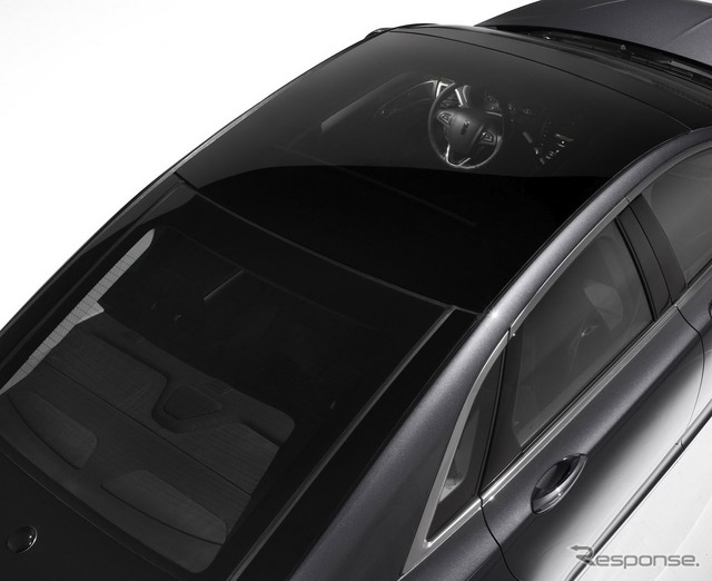 新型リンカーンMKZのパノラマガラスルーフ