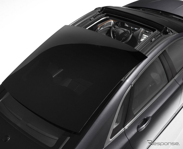 新型リンカーンMKZのパノラマガラスルーフ