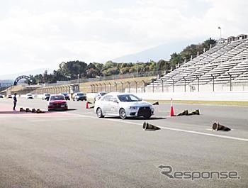 富士スピードウェイ、三菱 ランサーエボリューションとスバル インプレッサWRX STIのオーナーを対象にしたドライビングレッスンを開催