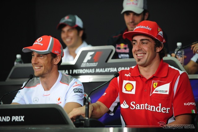 バトン（向かって左、マクラーレン）とアロンソ（フェラーリ、F1マレーシアGP）