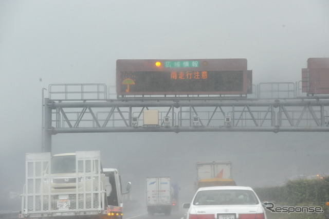 猛烈な風雨で速度規制が出た東名高速(3日・静岡県)