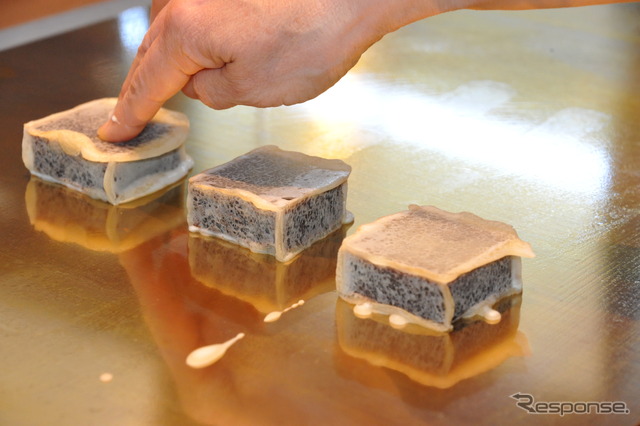 6面をまんべんなく焼くと、焼きたてのきんつばができあがり