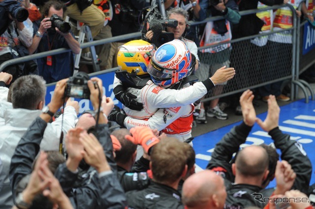 ハミルトン(黄ヘルメット)とバトン(マクラーレン、2010年F1中国GP)