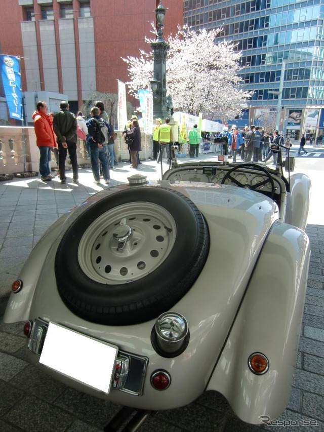 日本橋の上に佇むフレイザーナッシュBMW328