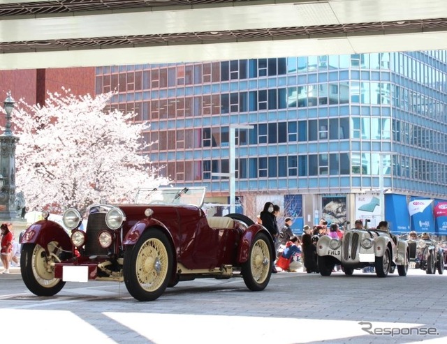 日本橋をパレードする参加者たち。写真先頭はアストンマーチン・インターナショナル