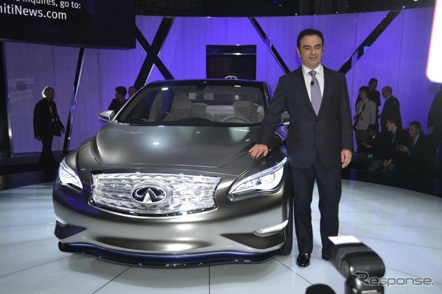 インフィニティのEVセダンコンセプト、LEを披露する日産自動車のカルロス・ゴーン社長兼CEO(ニューヨークモーターショー12)