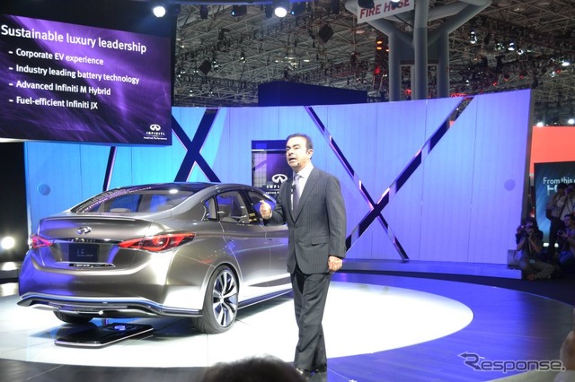 インフィニティのEVセダンコンセプト、LEを披露する日産自動車のカルロス・ゴーン社長兼CEO(ニューヨークモーターショー12)