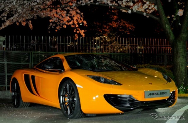 英国大使館・大使公邸内に展示されたマクラーレン MP4-12C