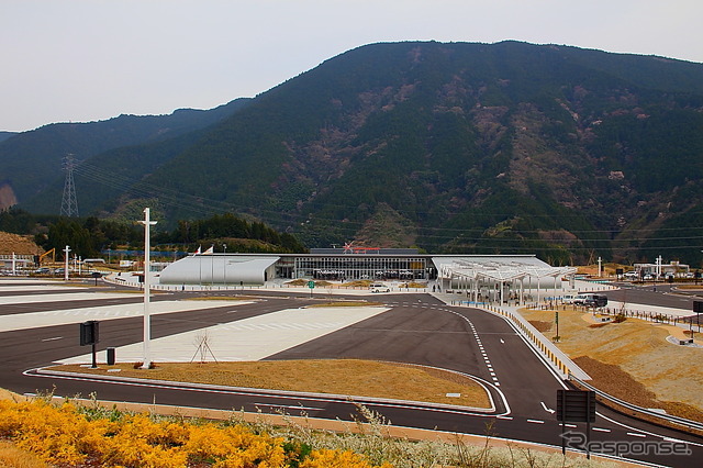 本線側から清水PAを眺める。手前が上り線駐車場で、施設と山の間に国道52号が走る