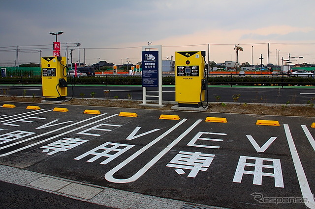 EV専用駐車場6台ぶんと中速充電器が3基設置されている
