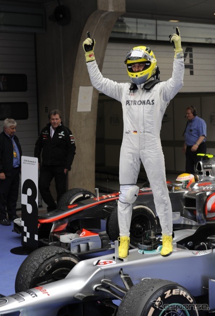 ロズベルグ（メルセデスAMG）。奥、車中はハミルトン（マクラーレン。4月15日、F1中国GP）