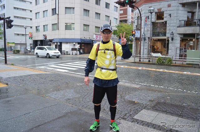 「よこはまシャルソン」雨と強風の中を走る参加者