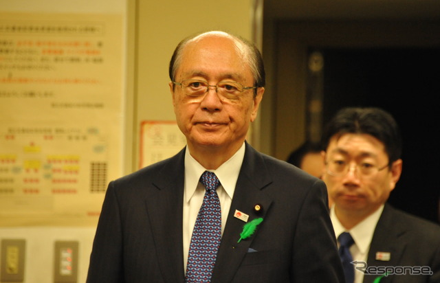 釈明会見に臨む前田国交相(16日・国交省)