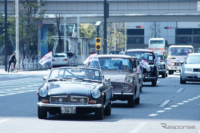東京・品川に集結したダットサンなどの旧車45台。午後には街をパレード走行した。