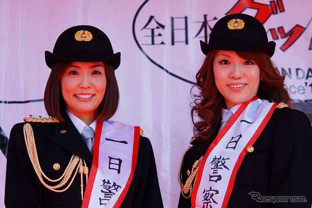 一日署長の小林麻耶さん(左)、一日副署長の藤木えりさん(右)。