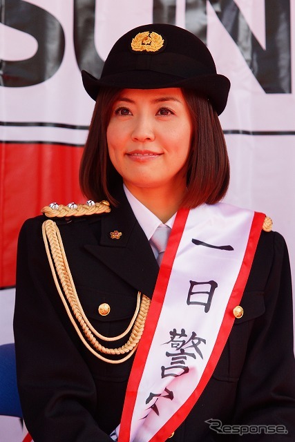 一日署長の小林麻耶さん。