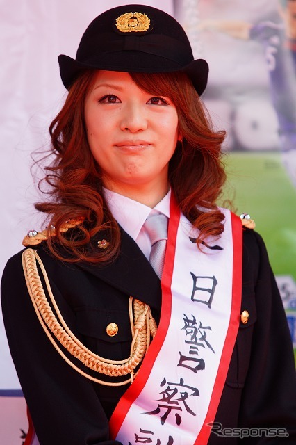 一日副署長の藤木えりさん。