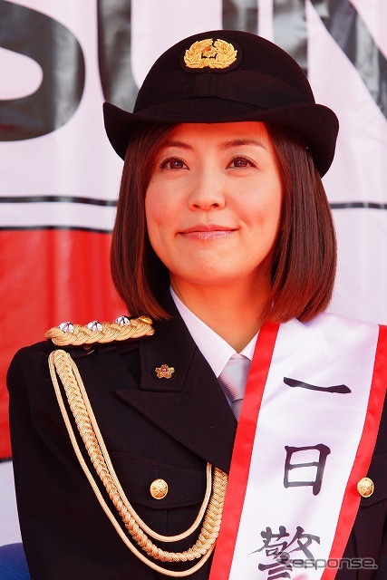 一日署長の小林麻耶さん。